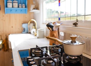 tiny house dans le style d'une roulotte - 13