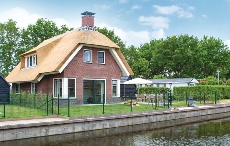 10-persoonsvakantiehuis in Friesland - 1