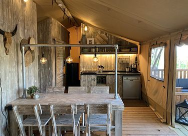 Ingerichte safaritent met privé hottub - 12