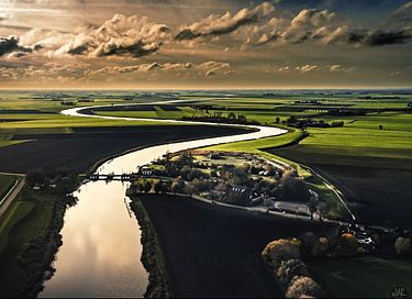Grasgedecktes Haus am Wasser in Groningen - 5