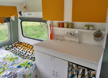 Belle caravane rétro en Frise - 10