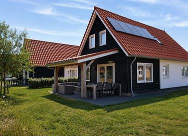 Holiday home with a covered porch in Zeeland