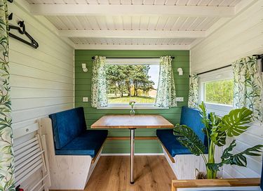 Kleurrijk tinyhouse met safari-slaaptent - 6