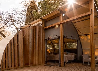 Luxuriöse Glampingzelt mit Badefass am Wasser - 18