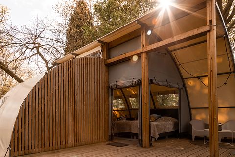 Luxuriöse Glampingzelt mit Badefass am Wasser - 2