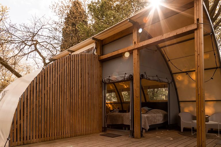 Tente glamping avec jacuzzi au bord de l'eau - 1