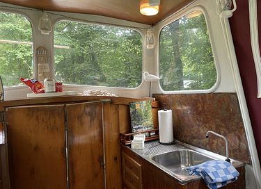 Spending the night in a cabin boat - 4