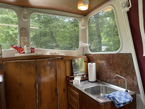 Spending the night in a cabin boat - 4