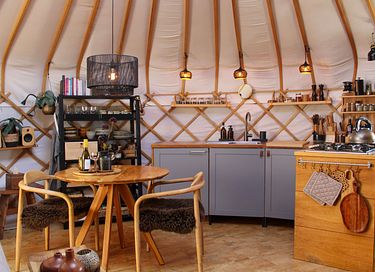Luxe yurt met houtkachel en privé sanitair - 16