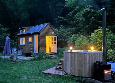 Beautiful forest cabin with a hot tub 