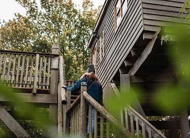 L'arbre a cabane avec un balcon dans un environnement naturel - 25