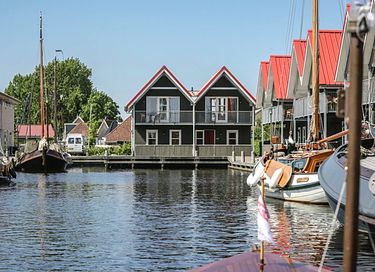 Bungalow on the water in Friesland