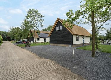 Ferme de luxe au toit de chaume à la campagne - 2