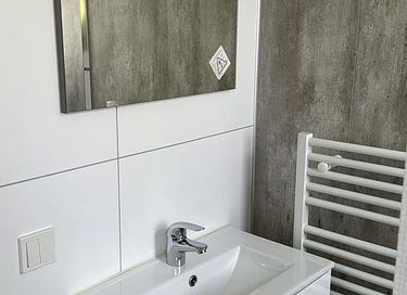 Logement de vacances moderne avec terrasse et vues - 15