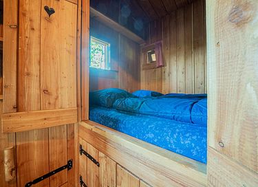 Houten natuurhut in een bosrijke omgeving - 11