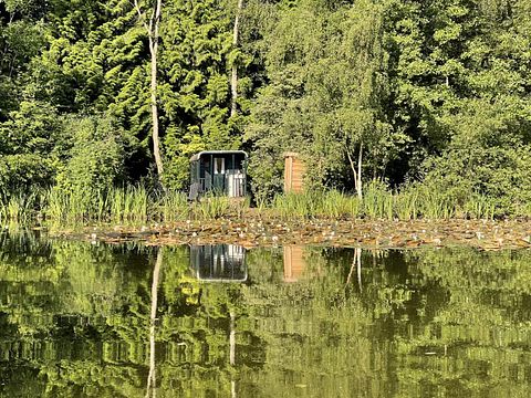 Knus verblijf direct aan het water in een bos - 2