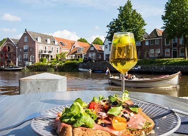 Hotel aan de gracht in historisch Dokkum - 23