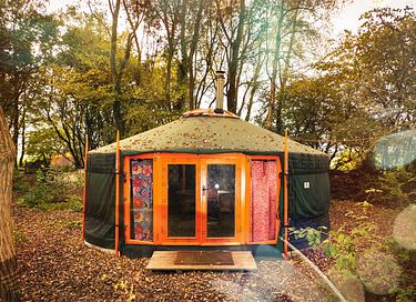 Bunte Jurte auf dem Öko-Campingplatz in Groningen