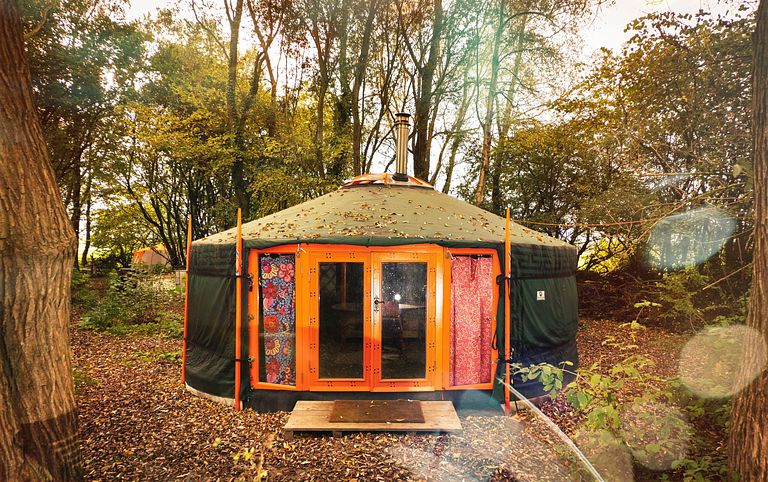 Yourte colorée dans un camping écologique à Groningue - 1