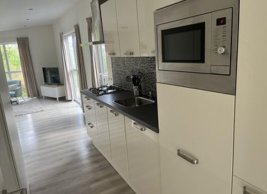 Tiny House met terras bij een mooi strand - 7