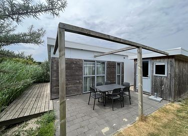 Tiny House met terras bij een mooi strand