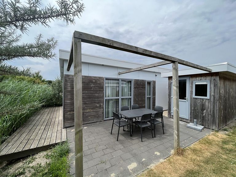 Tiny House met terras bij een mooi strand - 1