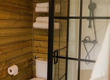 Glamping tent with bathroom and kitchen near forest - 18