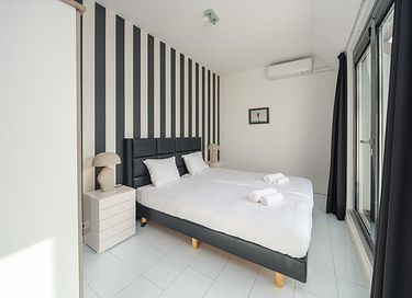 Maison moderne avec ponton au bord de l'eau - 14