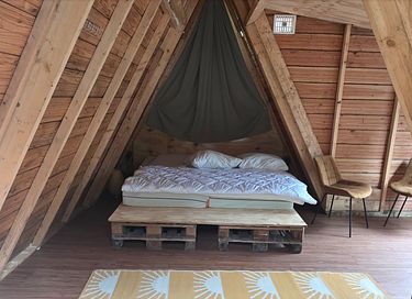 Tiny house with a hot tub by the water - 10