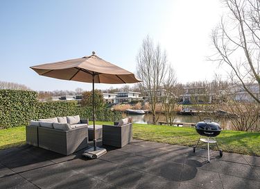 Maison moderne avec ponton au bord de l'eau - 20