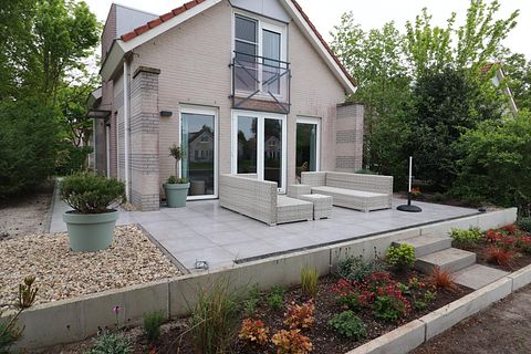 Spacious holiday home with waterfront garden - 4