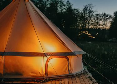 Festival-achtige sfeer op een pop-up camping - 3