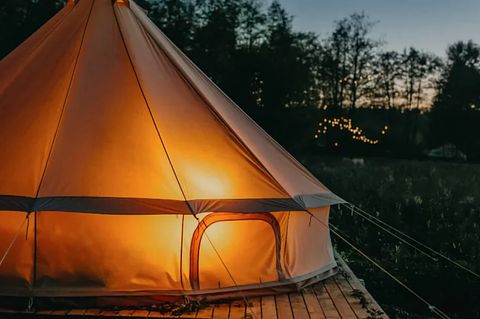 Festival-achtige sfeer op een pop-up camping - 3