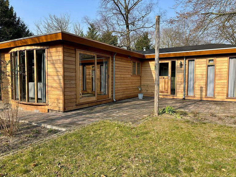 Lodge gelegen op een prachtig perceel  - 1