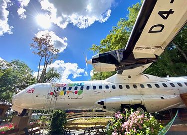 Schlafen in einem Flugzeug mit Kontrollturm - 14