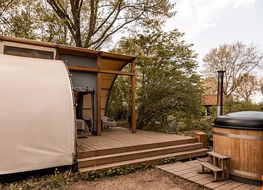 Luxuriöse Glampingzelt mit Badefass am Wasser - 17