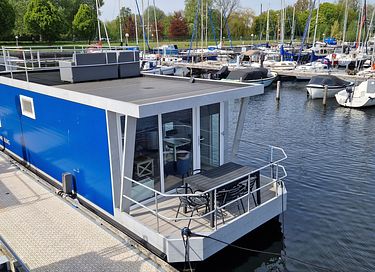Sleeping on the water in a luxury lodge - 14