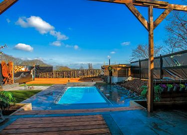 Luxury private wellness suite with pool - 10