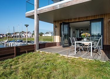4-person waterfront apartment