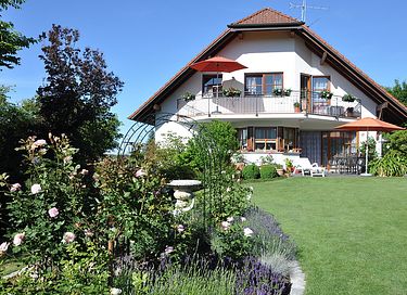 Ferielejlighed med balkon og rosenhave