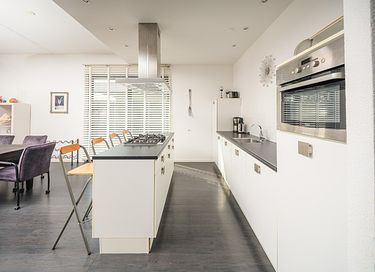 Maison moderne avec ponton au bord de l'eau - 9