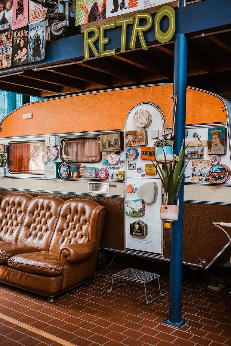 Tweepersoons retro caravan op indoorcamping  - 1