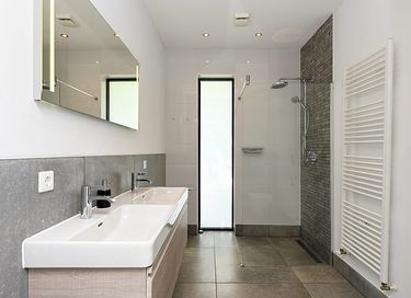 Luxury villa right on the water with wellness - 9