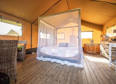 Romantic glamping tent with hot tub - 4