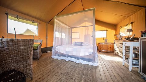 Romantic glamping tent with hot tub - 4