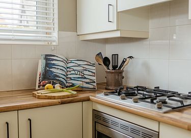 Haus mit Anlegestelle an einem friesischen See - 11