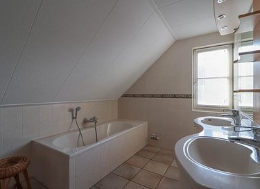 Spacious family home with wellness facilities - 51