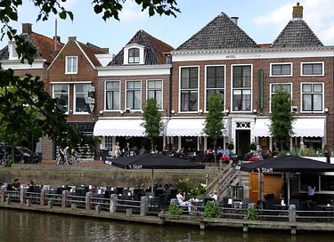 Hotel aan de gracht in historisch Dokkum - 2