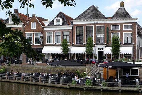 Hotel aan de gracht in historisch Dokkum - 2
