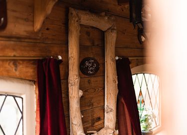 L'arbre a cabane avec un balcon dans un environnement naturel - 16